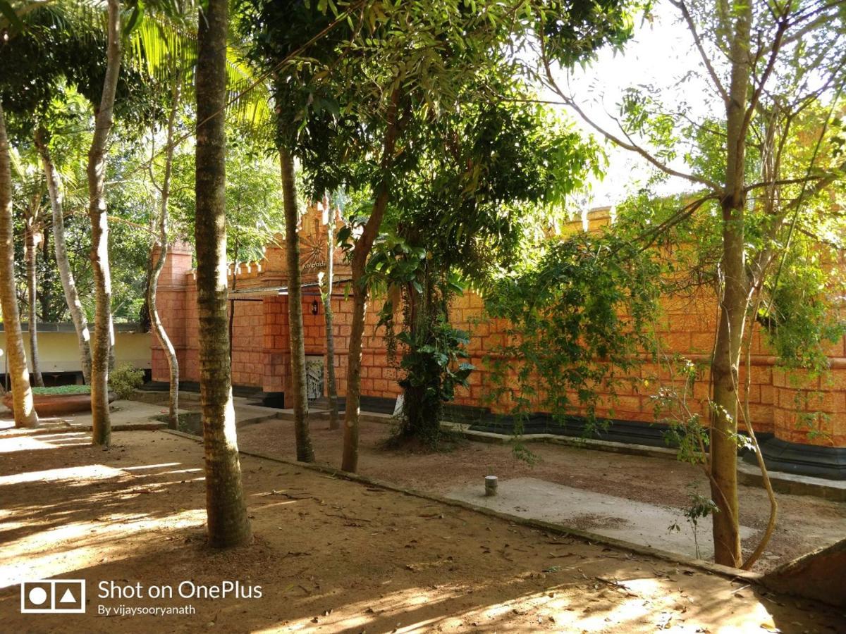 Kalpadiyil Hotel Balarampuram Ngoại thất bức ảnh